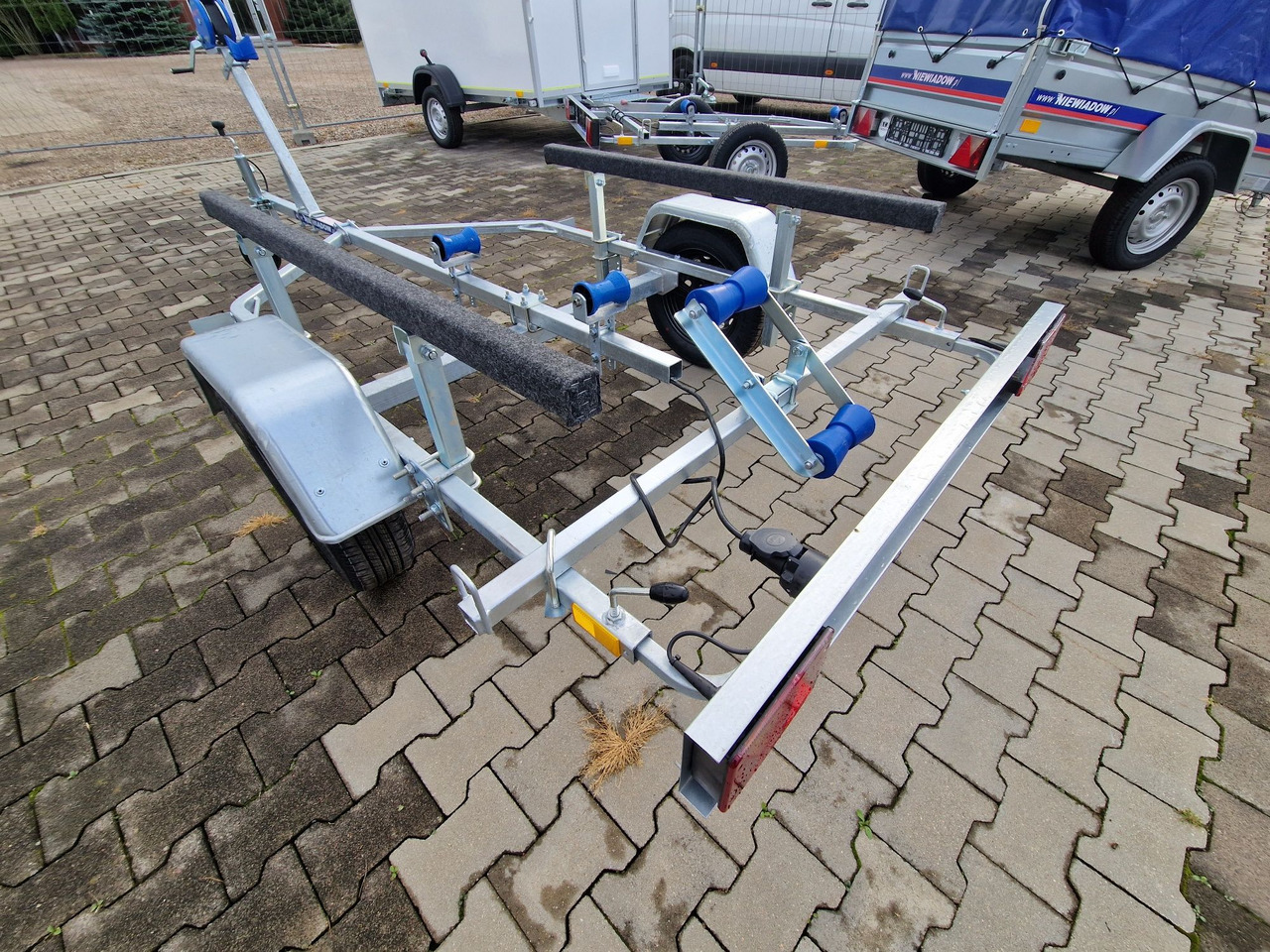 Nowa Przyczepa 2025 Podłodziowa ponton łódź Niewiadów P400 P415 do 6m - شاحنة نقل سيارات مقطورة: صور 2 Nowa Przyczepa 2025 Podłodziowa ponton łódź Niewiadów P400 P415 do 6m - شاحنة نقل سيارات مقطورة: صور 2