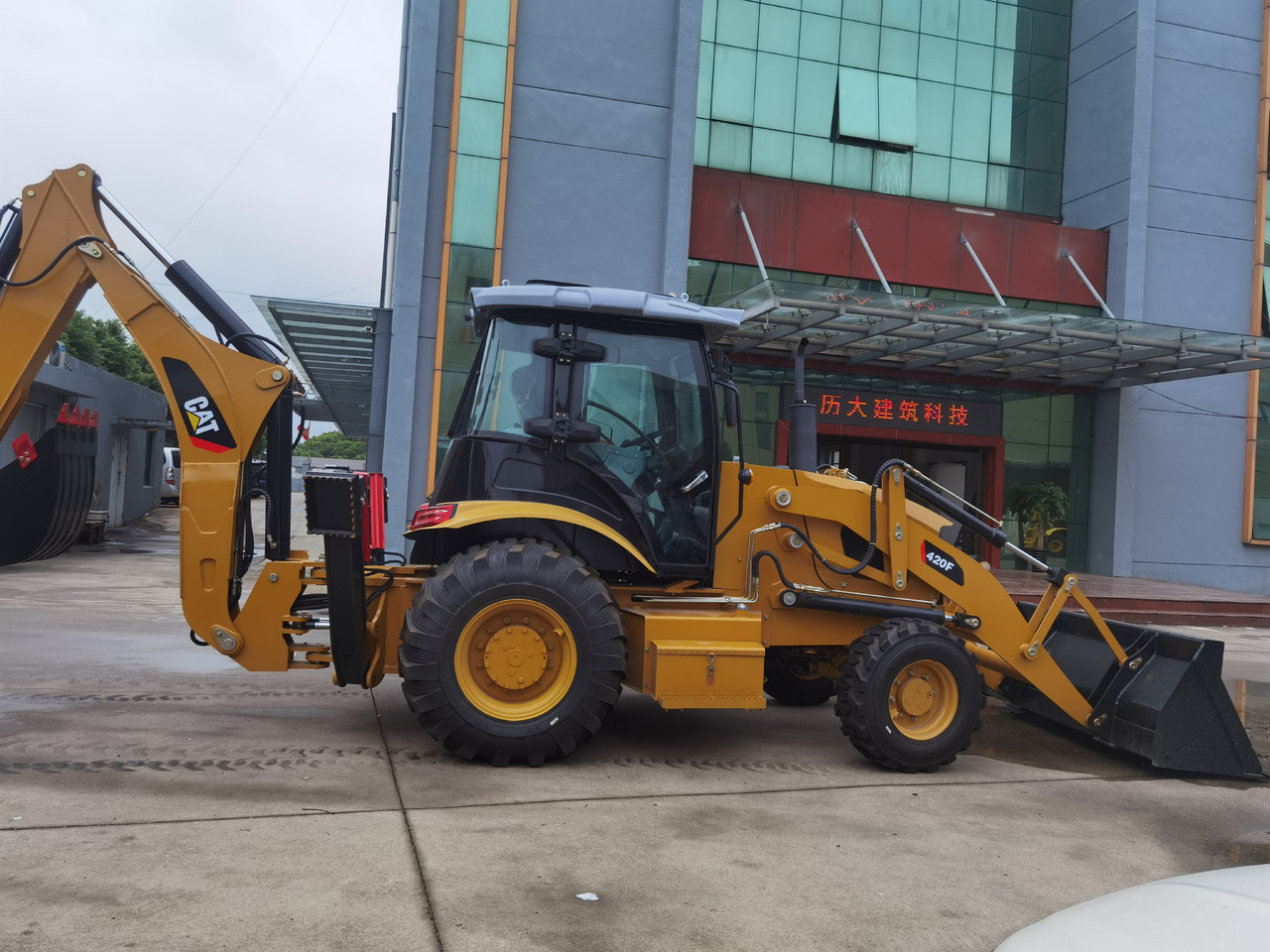 CAT 420F Backhoe Loader - حفار متعدد الاستخدام: صور 4 CAT 420F Backhoe Loader - حفار متعدد الاستخدام: صور 4