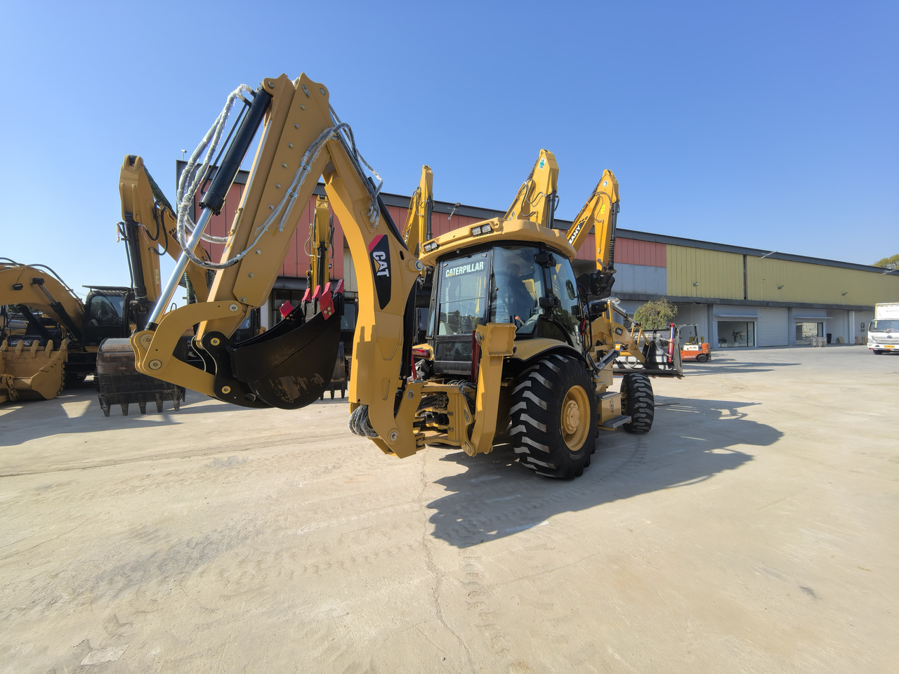 CAT 420F Backhoe Loader - حفار متعدد الاستخدام: صور 4 CAT 420F Backhoe Loader - حفار متعدد الاستخدام: صور 4