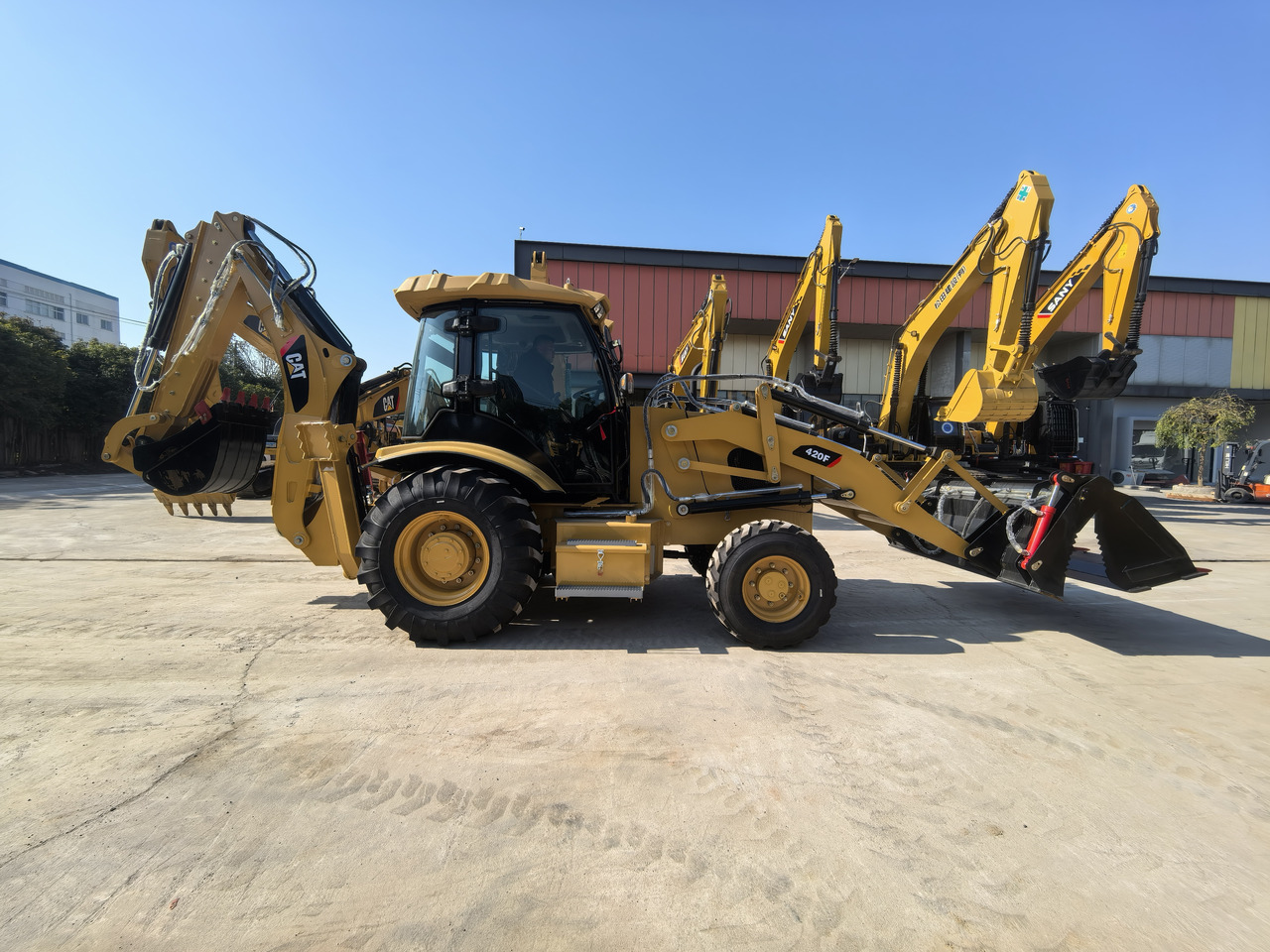 CAT 420F Backhoe Loader - حفار متعدد الاستخدام: صور 2 CAT 420F Backhoe Loader - حفار متعدد الاستخدام: صور 2