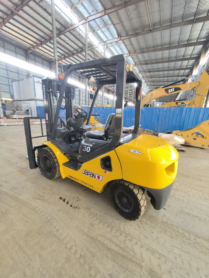 Komatsu FD30 Forklift - رافعة شوكية ديزل: صور 1 Komatsu FD30 Forklift - رافعة شوكية ديزل: صور 1
