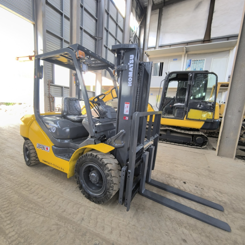 Komatsu FD30 Forklift - رافعة شوكية ديزل: صور 1 Komatsu FD30 Forklift - رافعة شوكية ديزل: صور 1