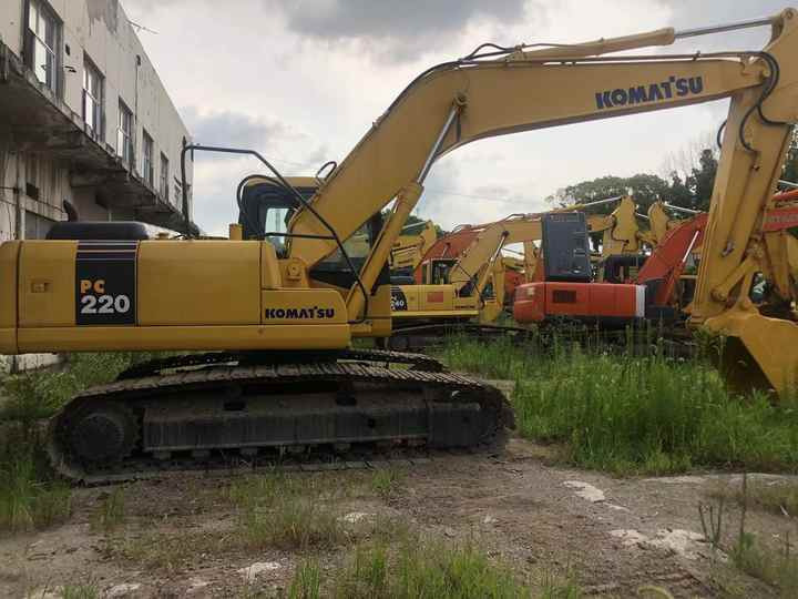 Komatsu PC220-7 - حفارات زحافة: صور 1 Komatsu PC220-7 - حفارات زحافة: صور 1