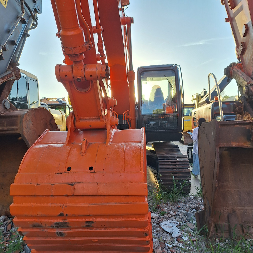 Second hand Hitachi ZX210 excavator - حفارة: صور 4 Second hand Hitachi ZX210 excavator - حفارة: صور 4
