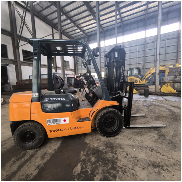 Second hand toyota fd30 very good working condition and performance used forklift for sale used - رافعة شوكية ديزل: صور 1 Second hand toyota fd30 very good working condition and performance used forklift for sale used - رافعة شوكية ديزل: صور 1