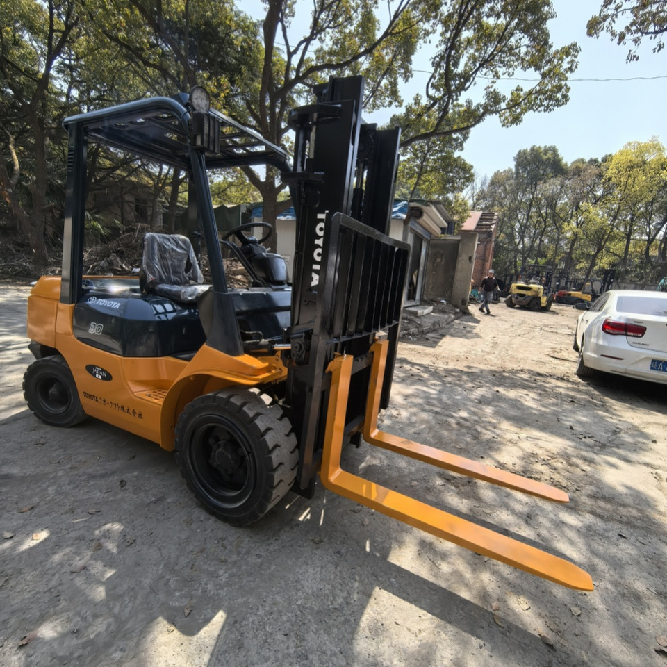 Toyota FD30 Forklift - رافعة شوكية ديزل: صور 5 Toyota FD30 Forklift - رافعة شوكية ديزل: صور 5