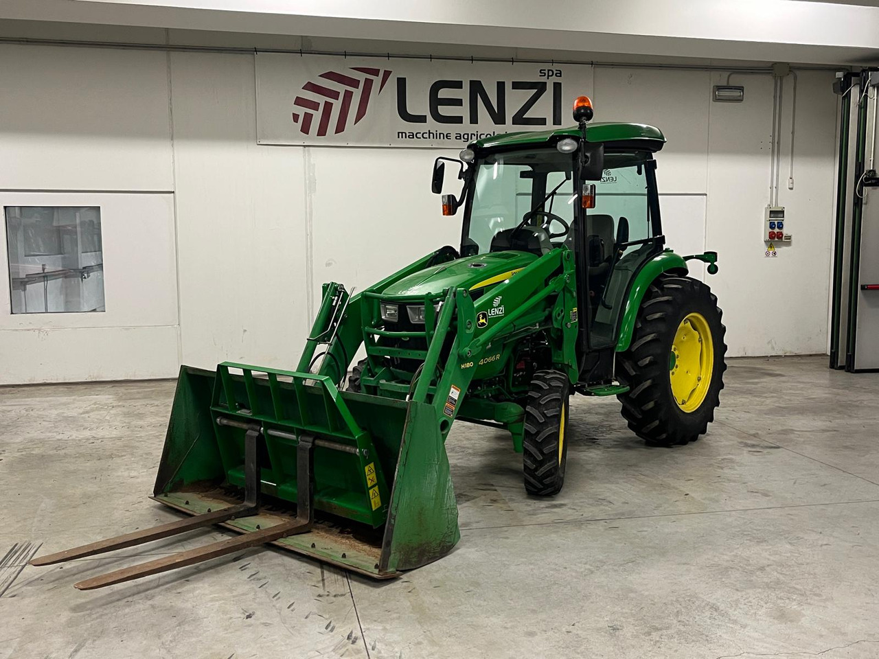 JOHN DEERE 4066 R ( IDROSTATICO ) - جرار: صور 2 JOHN DEERE 4066 R ( IDROSTATICO ) - جرار: صور 2