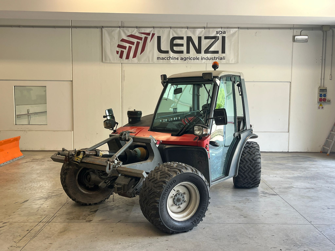 TRATTORE AEBI TT 270 - جرار: صور 1 TRATTORE AEBI TT 270 - جرار: صور 1