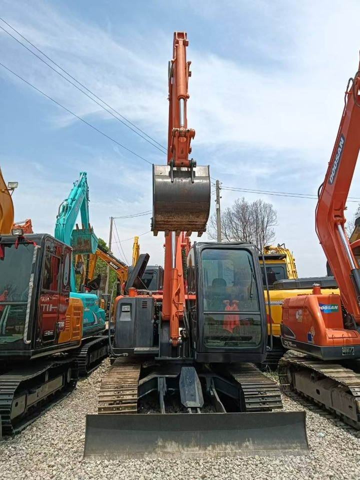 Hitachi ZX 70 - حفارة مصغرة: صور 1 Hitachi ZX 70 - حفارة مصغرة: صور 1