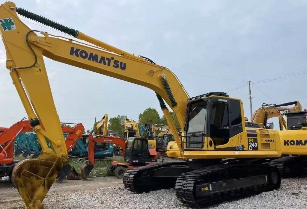 Komatsu PC 240  - حفارات زحافة: صور 3 Komatsu PC 240  - حفارات زحافة: صور 3