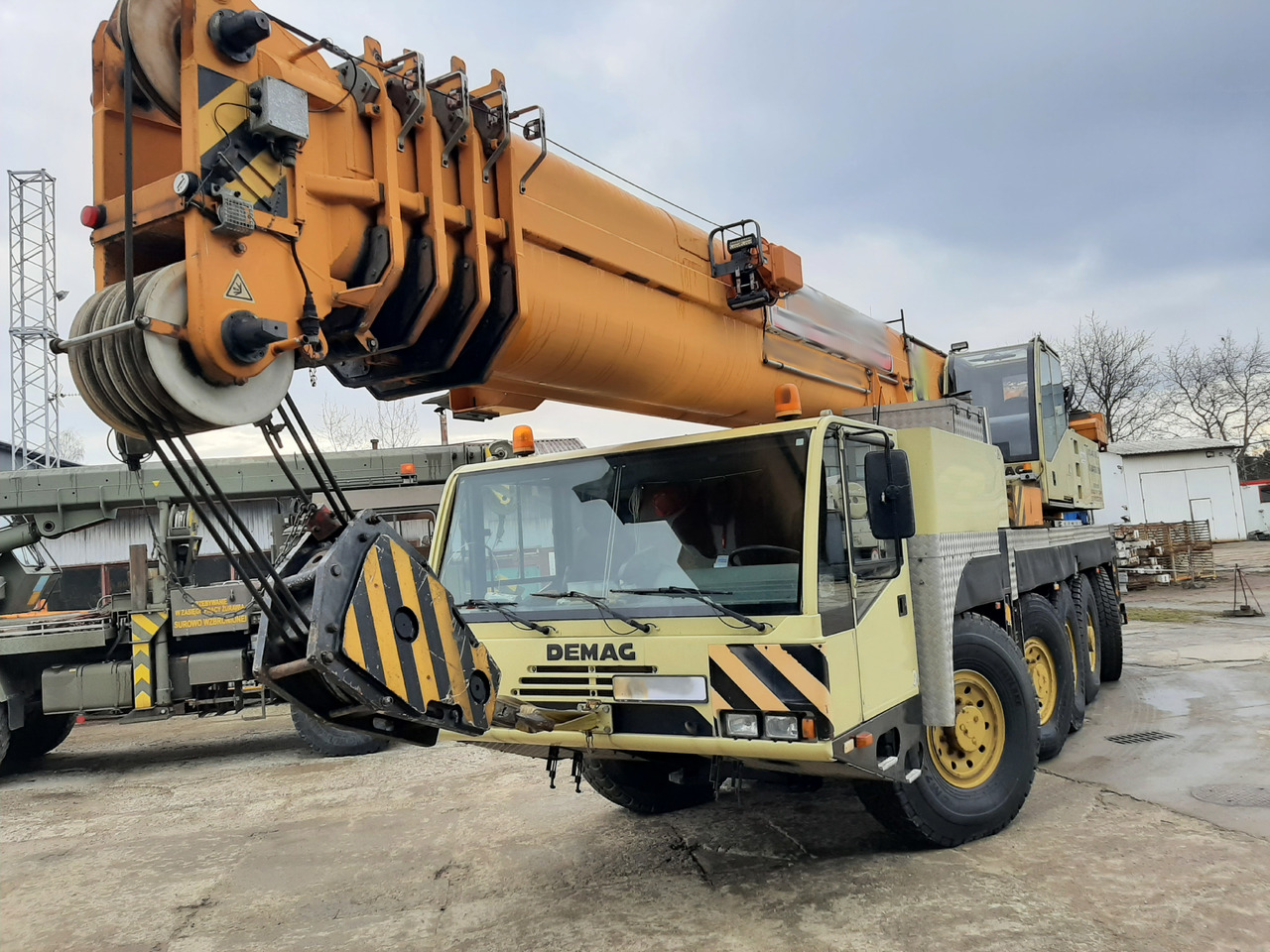 TEREX DEMAG AC100 - رافعة الطرق الوعرة: صور 2 TEREX DEMAG AC100 - رافعة الطرق الوعرة: صور 2