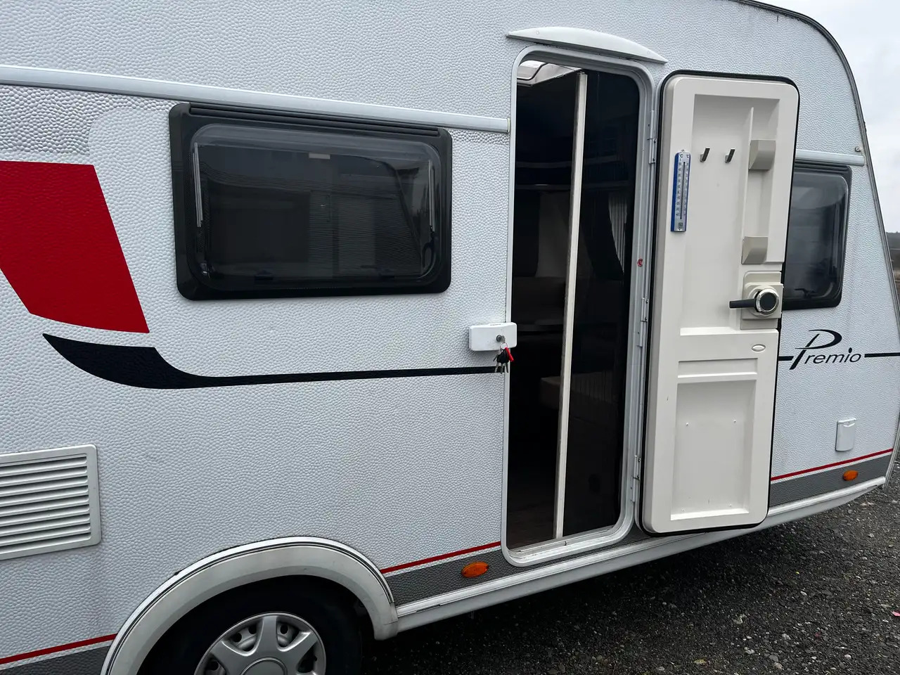 Bürstner Premio 530 TL Mover Dachklimaanlage Einzelbetten - كرفان سحب: صور 5 Bürstner Premio 530 TL Mover Dachklimaanlage Einzelbetten - كرفان سحب: صور 5