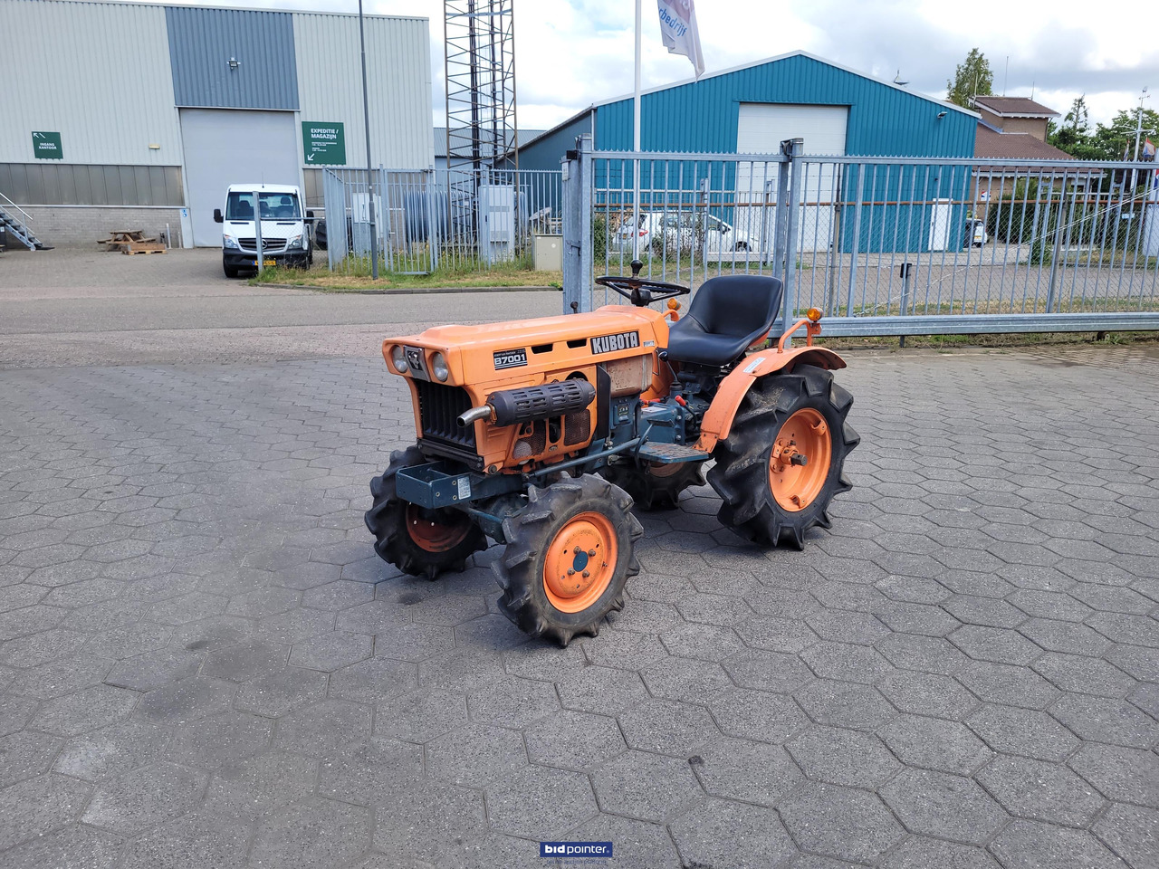 Kubota B7001 - جرار صغير: صور 1 Kubota B7001 - جرار صغير: صور 1
