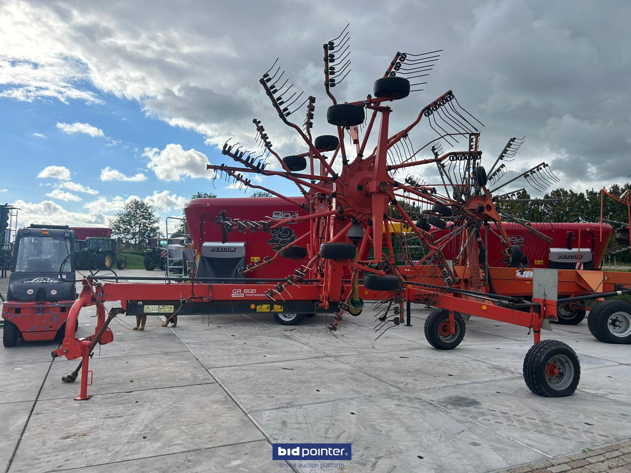 Kuhn GA8121 - لمّامَة القش: صور 3 Kuhn GA8121 - لمّامَة القش: صور 3