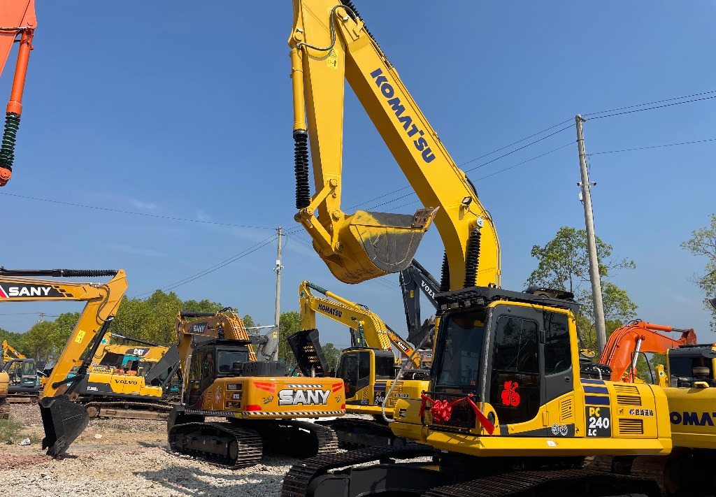 Komatsu PC 240 PC220 PC240-8 - حفارات زحافة: صور 4 Komatsu PC 240 PC220 PC240-8 - حفارات زحافة: صور 4