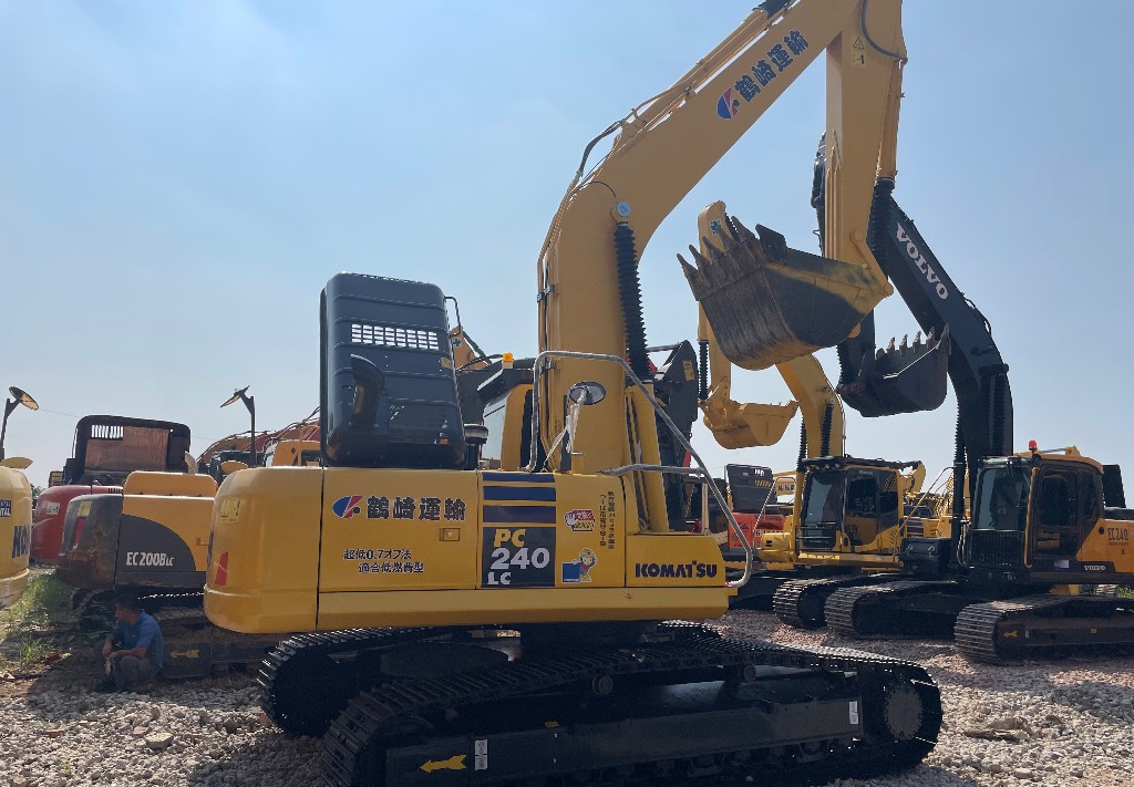 Komatsu PC 240 PC220 PC240-8 - حفارات زحافة: صور 1 Komatsu PC 240 PC220 PC240-8 - حفارات زحافة: صور 1