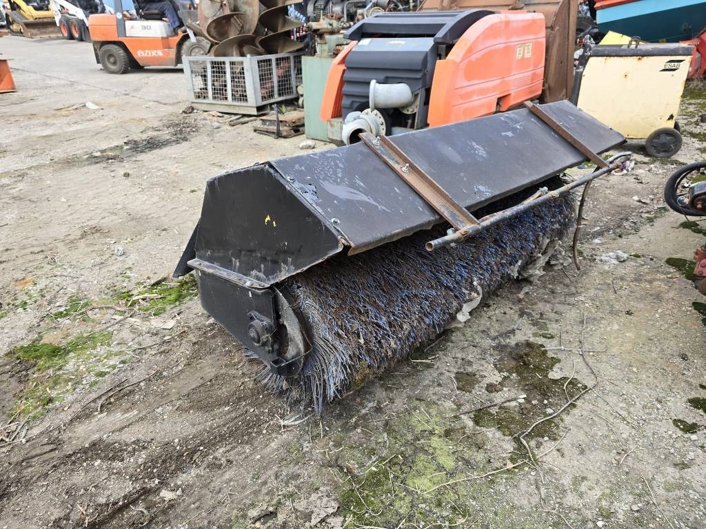 Bobcat Bobcat - مكنسة - آلات البناء: صور 1 Bobcat Bobcat - مكنسة - آلات البناء: صور 1