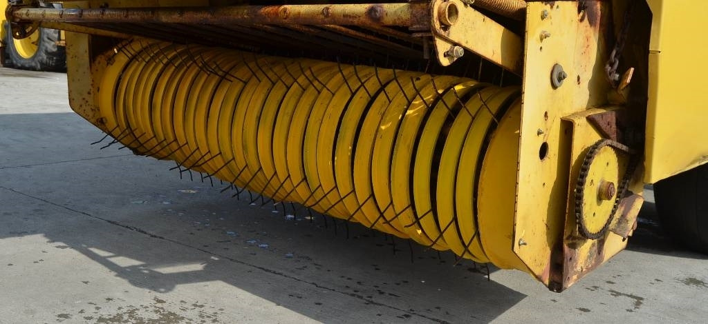 مكبس البالات المستطيله New Holland D1000: صور 6