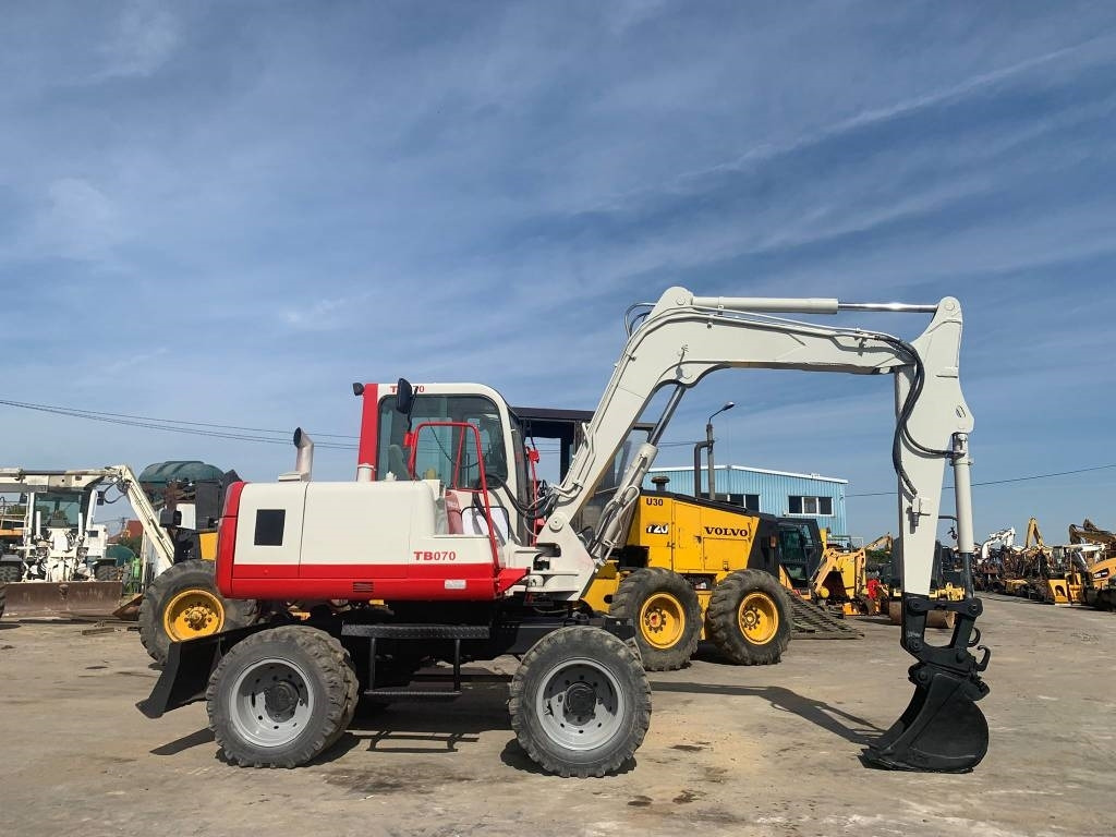 Takeuchi TB070W - حفارة على عجلات: صور 3 Takeuchi TB070W - حفارة على عجلات: صور 3