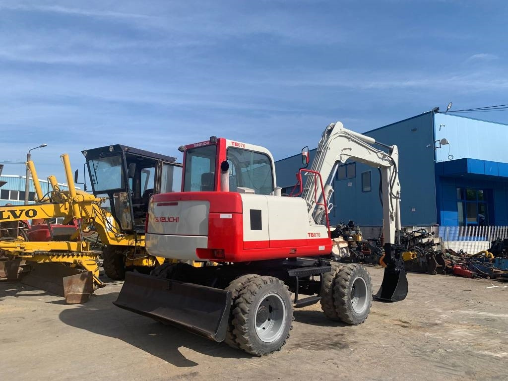 Takeuchi TB070W - حفارة على عجلات: صور 4 Takeuchi TB070W - حفارة على عجلات: صور 4