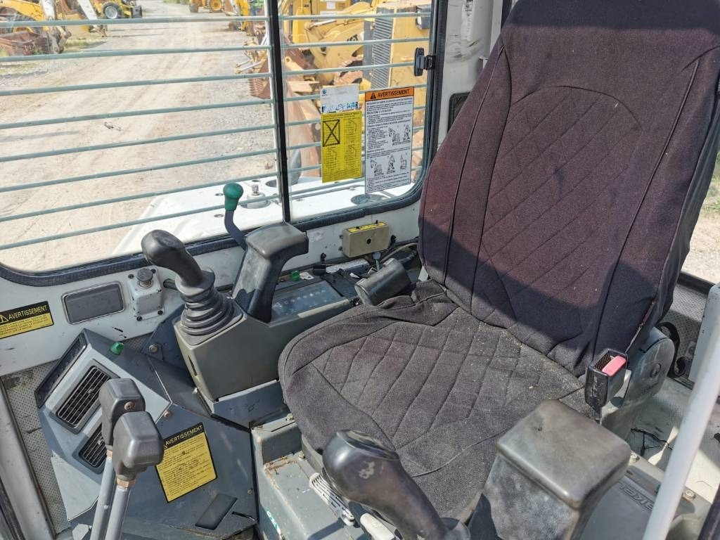 Takeuchi TB80FR - حفارة مصغرة: صور 5 Takeuchi TB80FR - حفارة مصغرة: صور 5