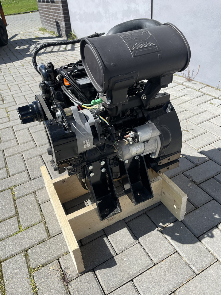 Yanmar 3TNM68 - المحرك - آلات البناء: صور 3 Yanmar 3TNM68 - المحرك - آلات البناء: صور 3