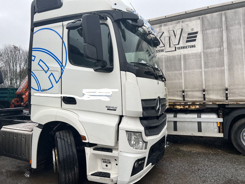 Mercedes-Benz 1842 LS Actros 1-Hand - شاحنة جرار: صور 2 Mercedes-Benz 1842 LS Actros 1-Hand - شاحنة جرار: صور 2