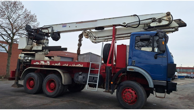 Mercedes-Benz 2629 AK Motorwagen mit Kran Dachdeckerkran6x6 - شاحنات مسطحة, شاحنة كرين: صور 1 Mercedes-Benz 2629 AK Motorwagen mit Kran Dachdeckerkran6x6 - شاحنات مسطحة, شاحنة كرين: صور 1
