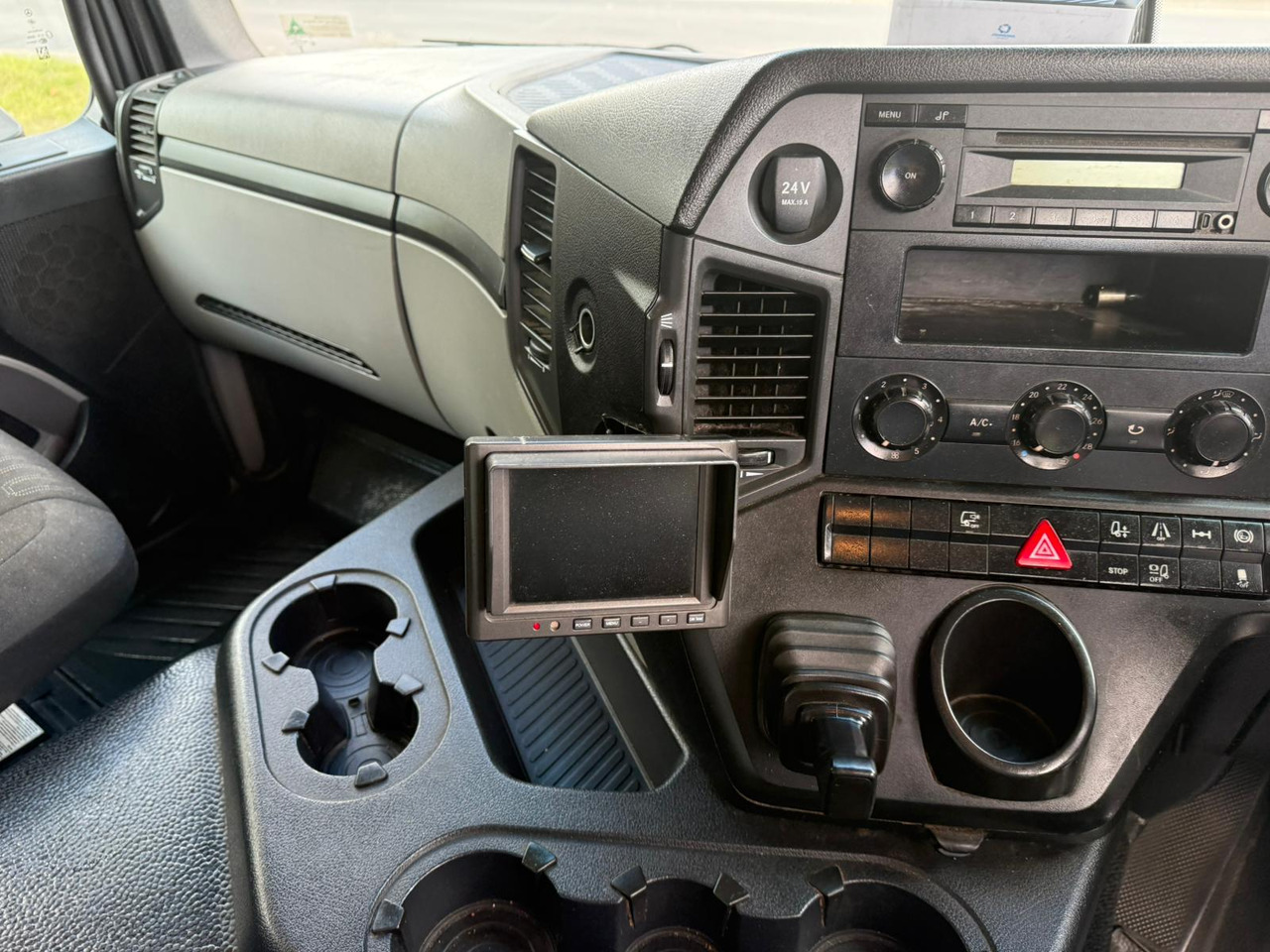 بصندوق مغلق شاحنة 2016 Mercedes Antos 1824 Rigid Truck: صور 24