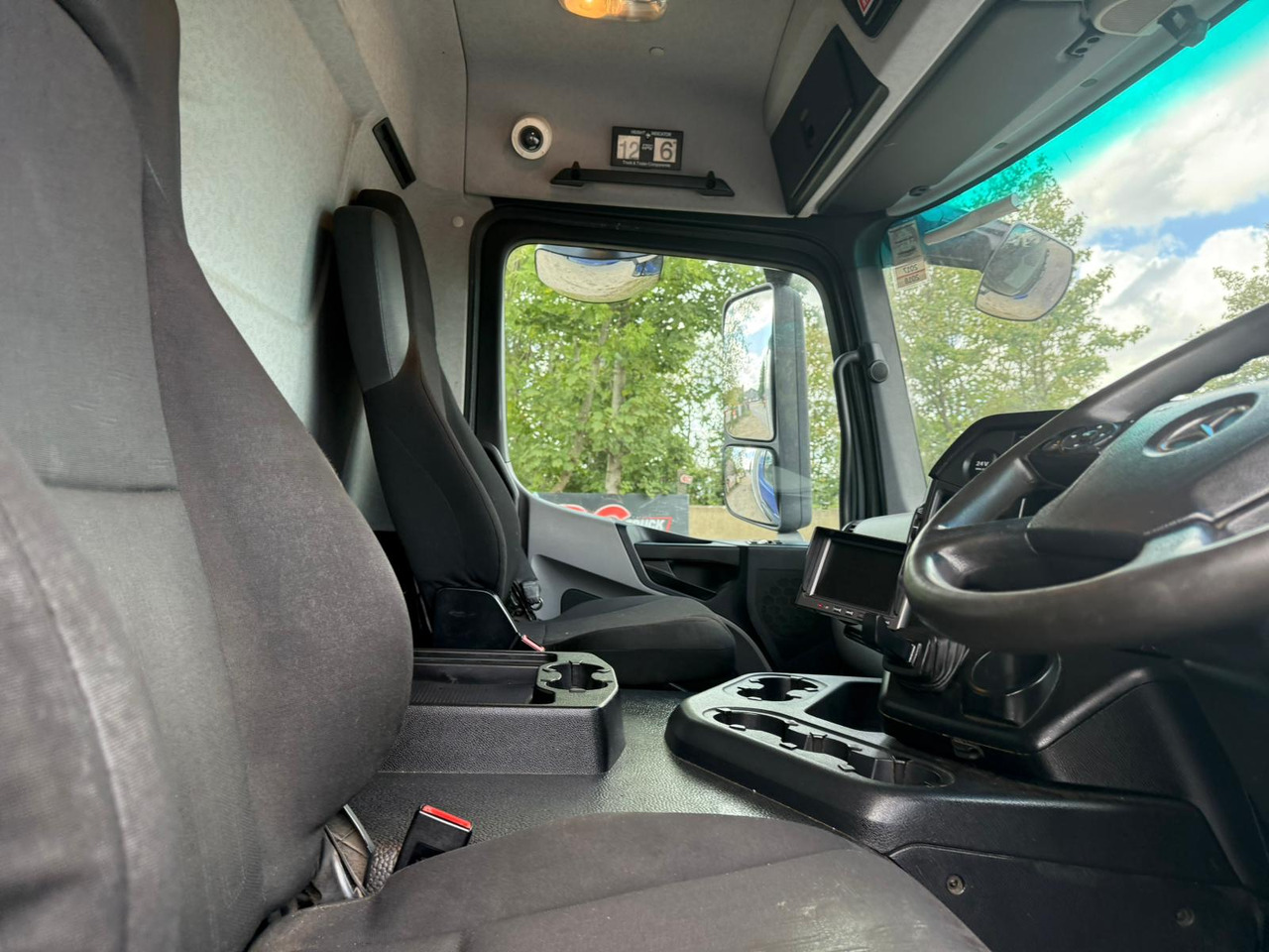 بصندوق مغلق شاحنة 2016 Mercedes Antos 1824 Rigid Truck: صور 26