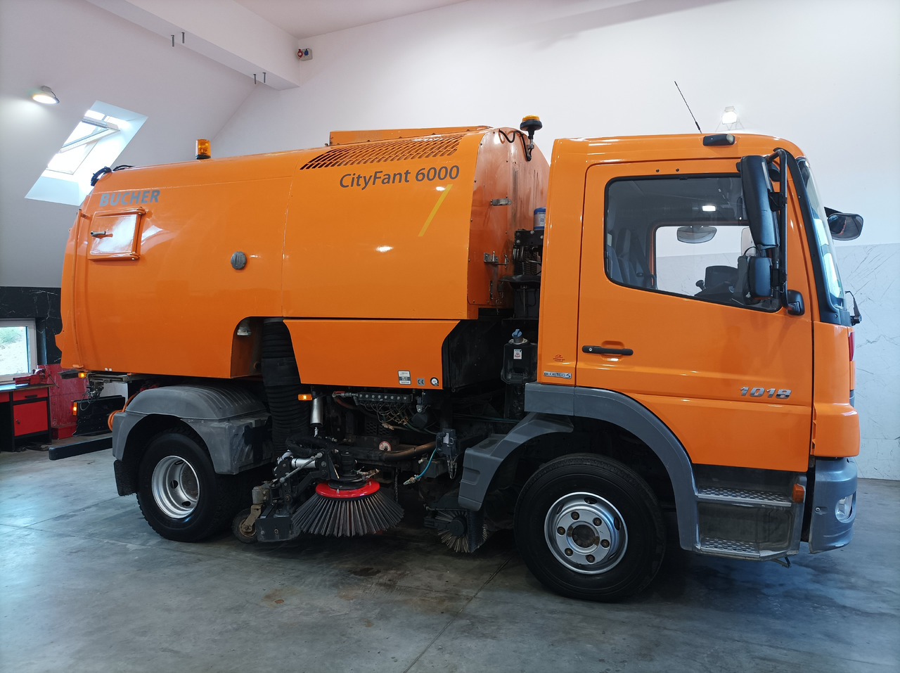 MERCEDES-BENZ Atego 1018 Zamiatarka Kehrmaschine BUCHER Szczotki L/R PM10 2 Silniki 2012r - سياره كنس شوارع: صور 5 MERCEDES-BENZ Atego 1018 Zamiatarka Kehrmaschine BUCHER Szczotki L/R PM10 2 Silniki 2012r - سياره كنس شوارع: صور 5