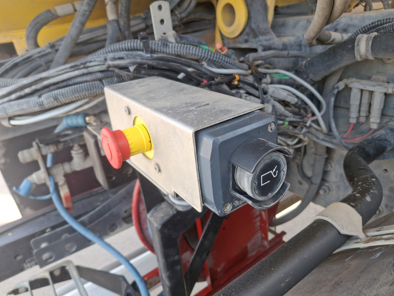 تأجير RENAULT C280 Kehrmaschine Zamiatarka SEMAT Zoeller FAUN Karcher L/R 2 Motoren 2018r 740 Mth Euro 6 RENAULT C280 Kehrmaschine Zamiatarka SEMAT Zoeller FAUN Karcher L/R 2 Motoren 2018r 740 Mth Euro 6: صور 25 تأجير RENAULT C280 Kehrmaschine Zamiatarka SEMAT Zoeller FAUN Karcher L/R 2 Motoren 2018r 740 Mth Euro 6 RENAULT C280 Kehrmaschine Zamiatarka SEMAT Zoeller FAUN Karcher L/R 2 Motoren 2018r 740 Mth Euro 6: صور 25