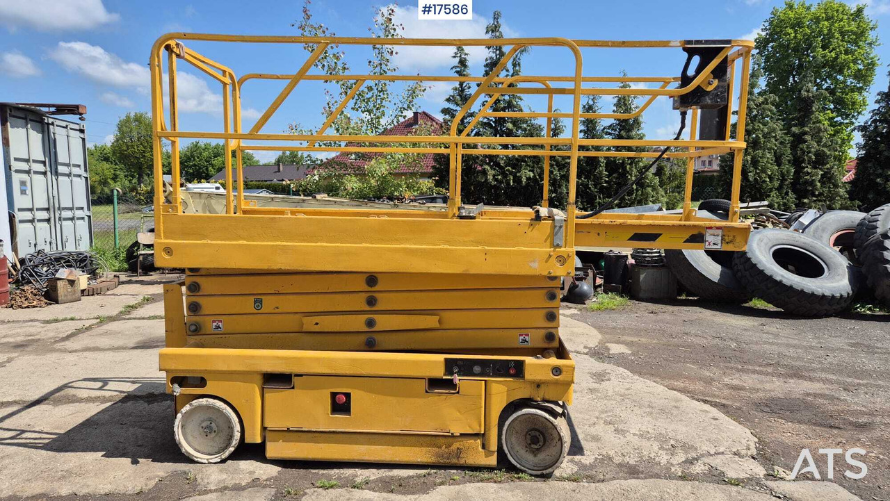 2007 Haulotte Compact 12 - رافعات مقصية: صور 4 2007 Haulotte Compact 12 - رافعات مقصية: صور 4