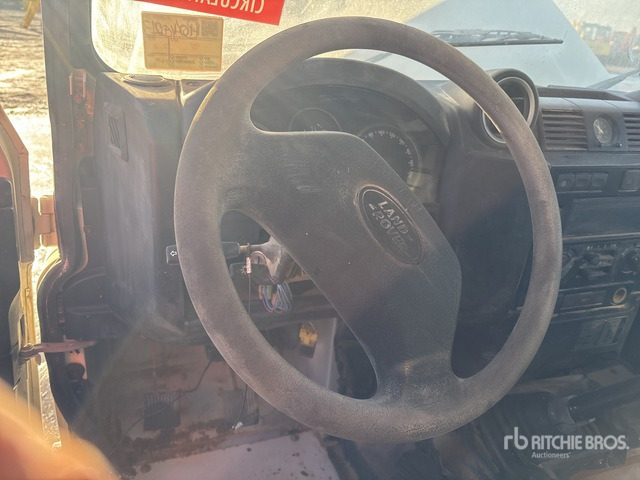 2010 Land Rover Defender (Inoperable) SUV - سيارة دفع رباعي: صور 5 2010 Land Rover Defender (Inoperable) SUV - سيارة دفع رباعي: صور 5