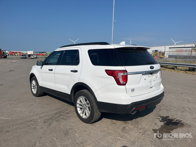 2015 Ford Explorer Base 3.5 4WD SUV - سيارة دفع رباعي: صور 2 2015 Ford Explorer Base 3.5 4WD SUV - سيارة دفع رباعي: صور 2