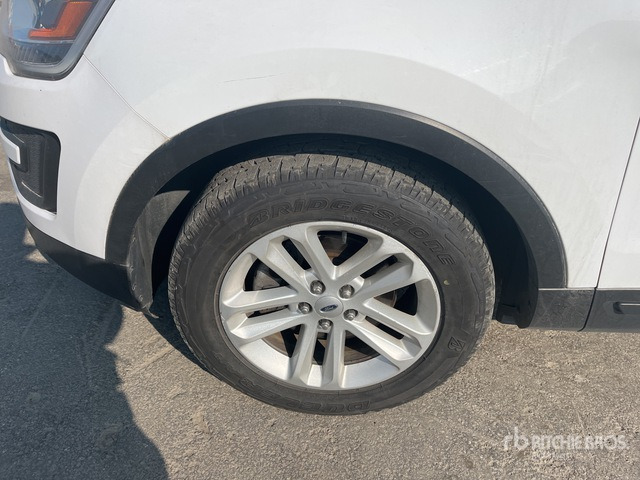 2015 Ford Explorer Base 3.5 4WD SUV - سيارة دفع رباعي: صور 4 2015 Ford Explorer Base 3.5 4WD SUV - سيارة دفع رباعي: صور 4