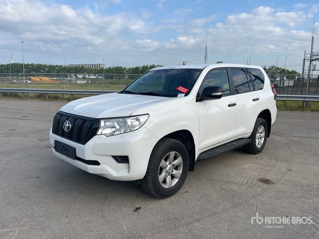 Toyota Land Cruiser SUV - سيارة دفع رباعي: صور 2 Toyota Land Cruiser SUV - سيارة دفع رباعي: صور 2