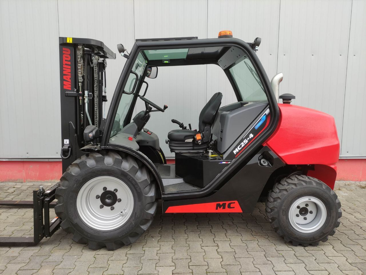 Manitou MC25-4 DK ST5 S1 (NEU) - شاحنات الطرق الوعرة: صور 1 Manitou MC25-4 DK ST5 S1 (NEU) - شاحنات الطرق الوعرة: صور 1