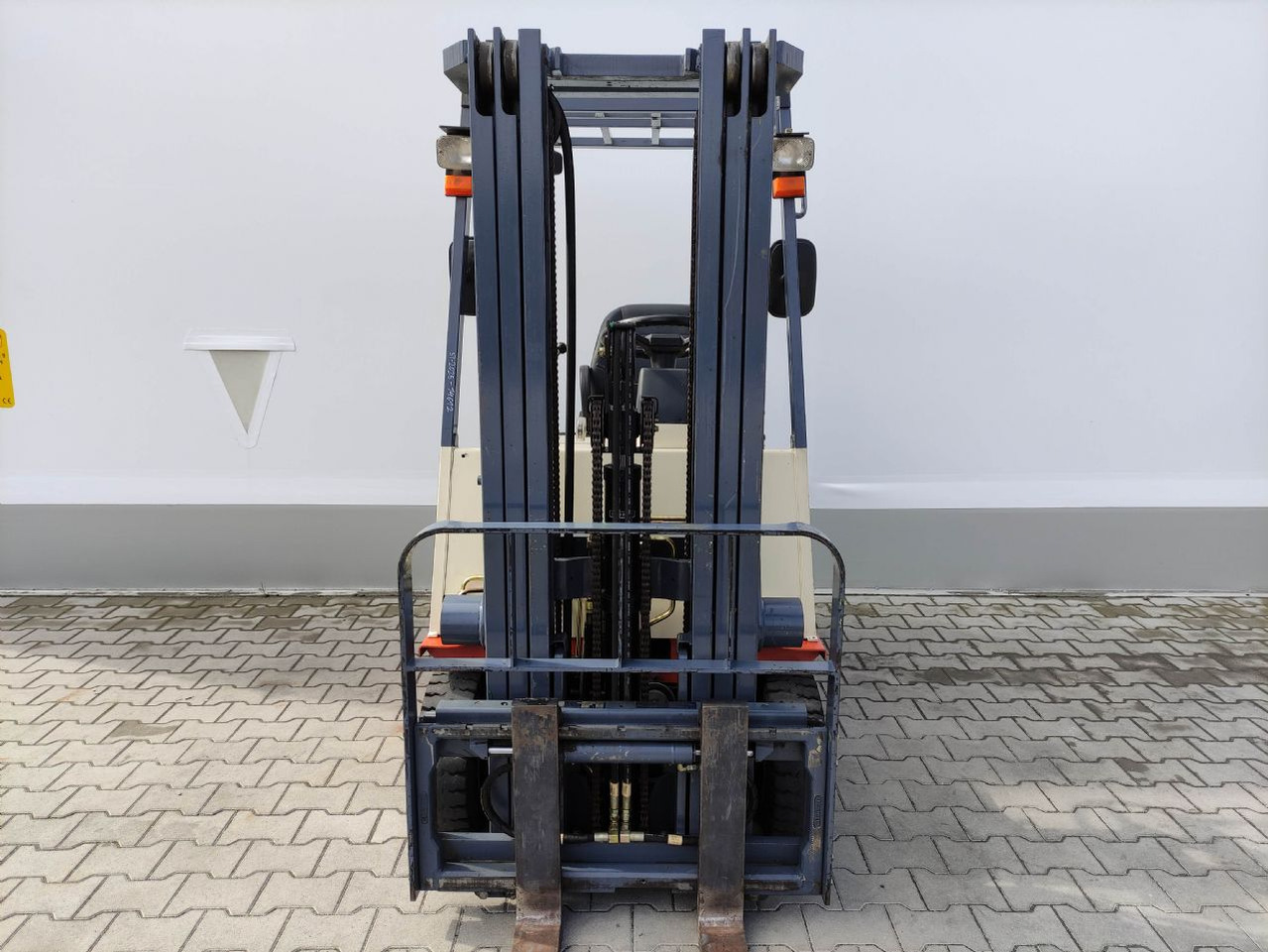 Nissan N01L18U - رافعة شوكية كهربائية: صور 3 Nissan N01L18U - رافعة شوكية كهربائية: صور 3