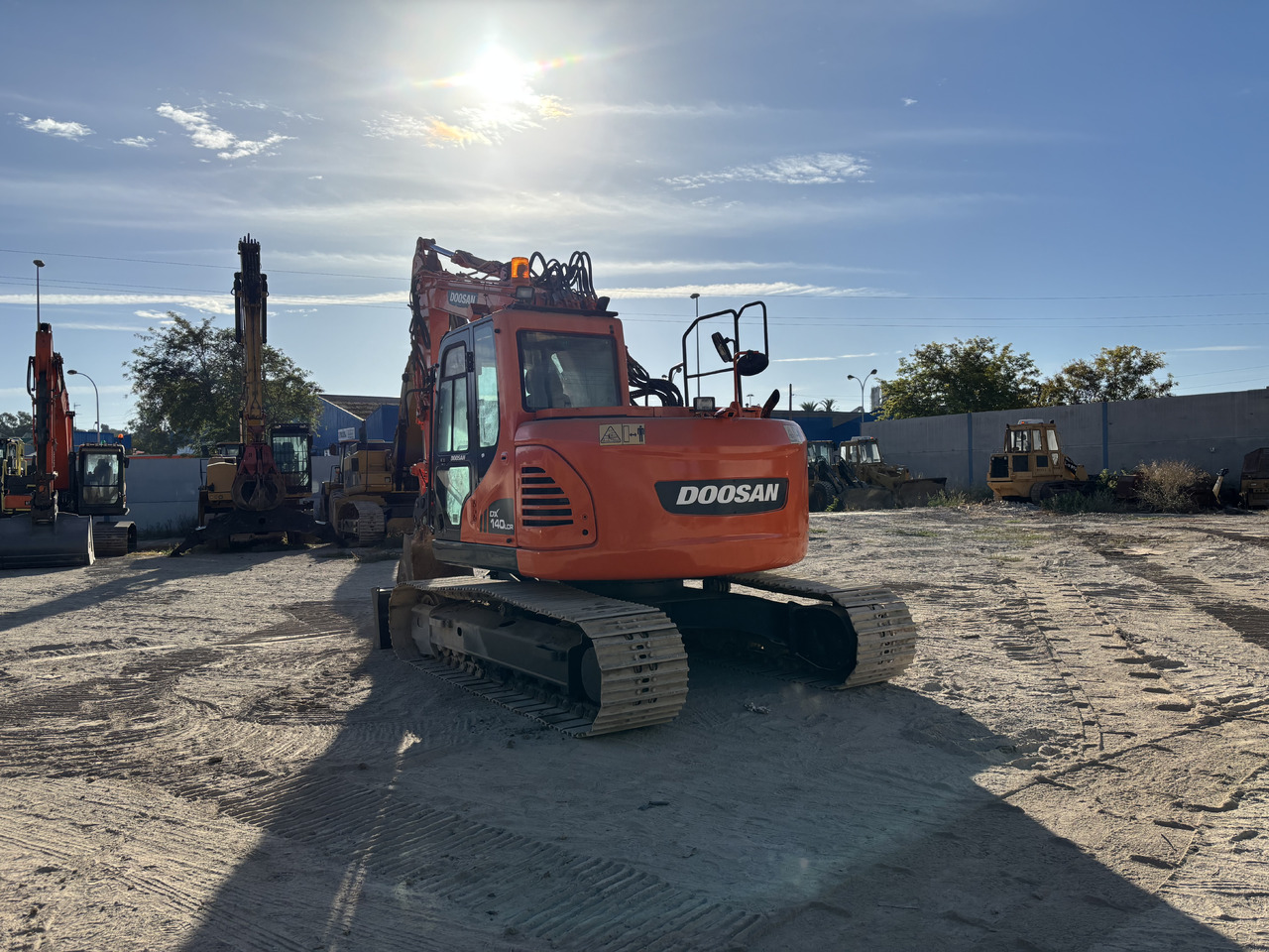 DOOSAN DX140-3 - حفارات زحافة: صور 3 DOOSAN DX140-3 - حفارات زحافة: صور 3