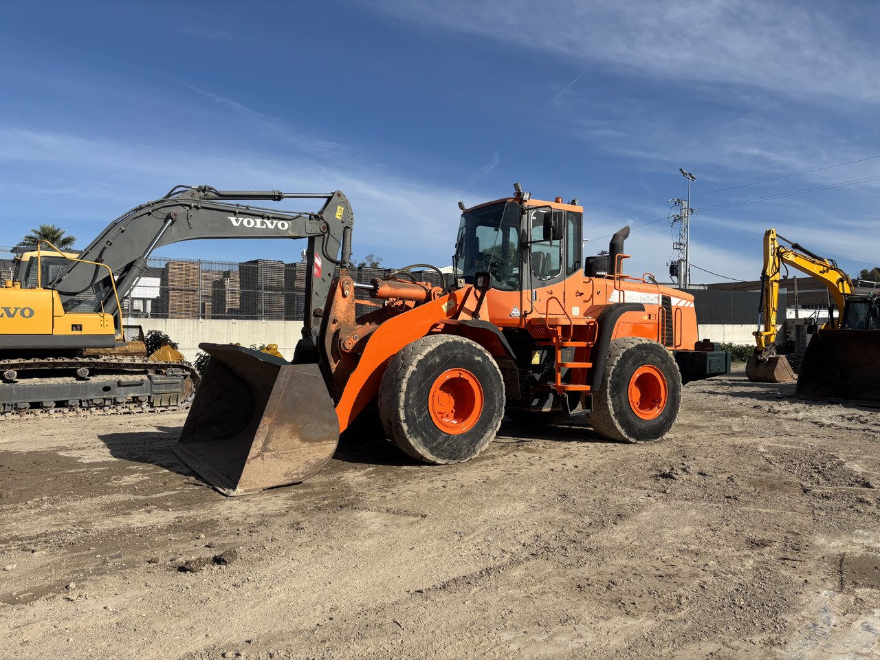 Doosan DL300 - اللودر بعجل: صور 1 Doosan DL300 - اللودر بعجل: صور 1