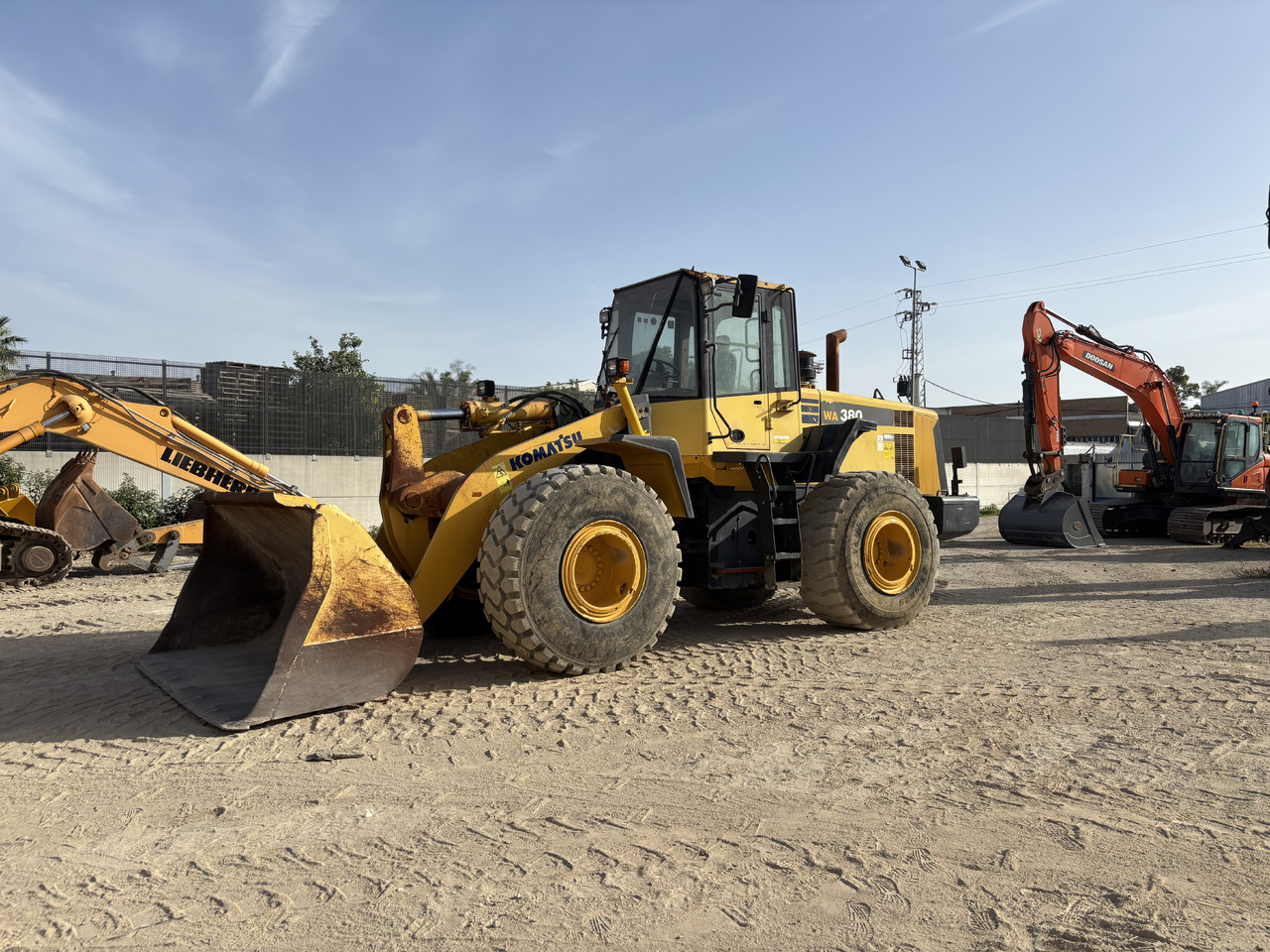 KOMATSU WA380-6 - لودر: صور 1 KOMATSU WA380-6 - لودر: صور 1