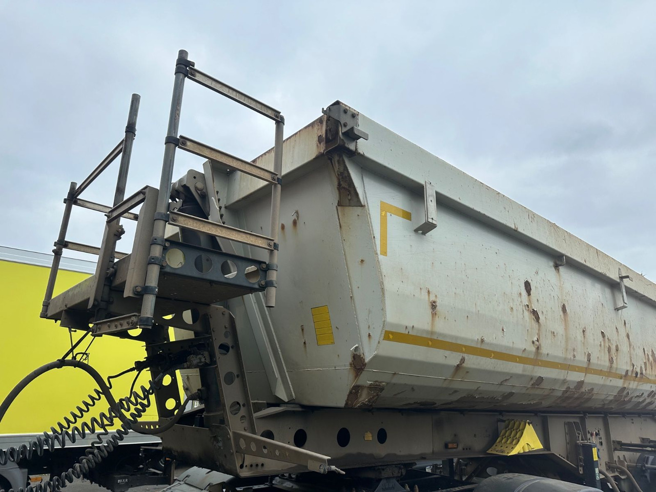 Schmitz Cargobull SKI 18 SL-7.2 SR /2-Achs Muldenkipper/tüv 01/26 - قلابة نصف مقطورة: صور 4 Schmitz Cargobull SKI 18 SL-7.2 SR /2-Achs Muldenkipper/tüv 01/26 - قلابة نصف مقطورة: صور 4
