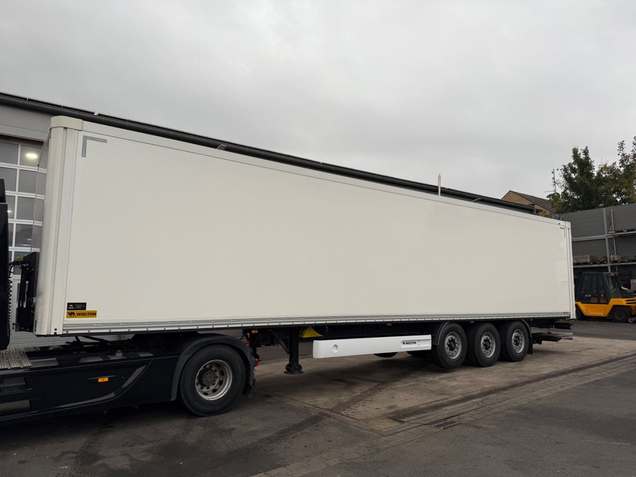 Wielton NSF3DryMaster/Ladebordwand/LBW/Standard/Taillift - بصندوق مغلق نصف مقطورة: صور 2 Wielton NSF3DryMaster/Ladebordwand/LBW/Standard/Taillift - بصندوق مغلق نصف مقطورة: صور 2