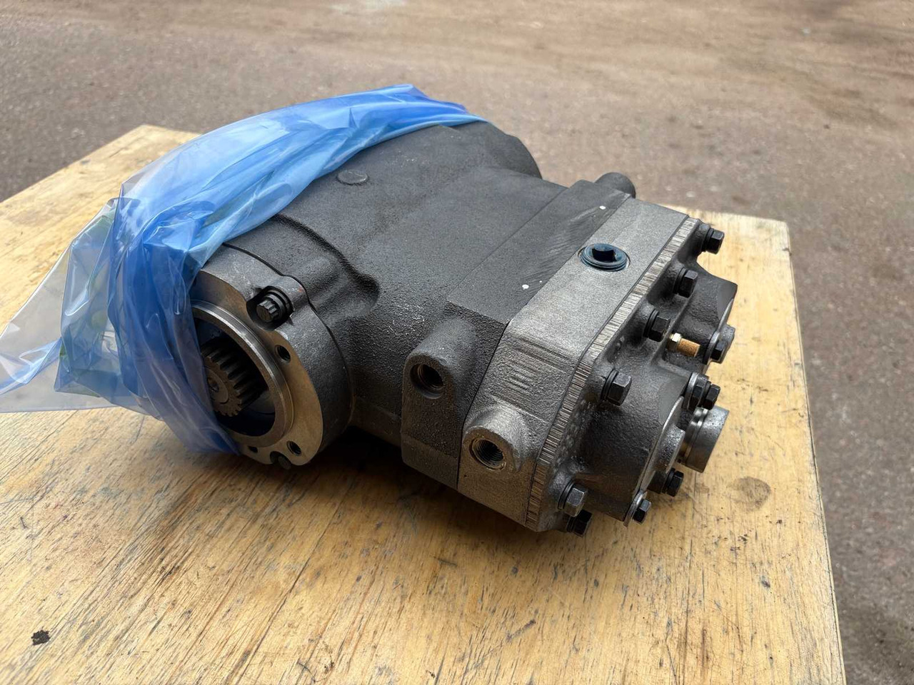 Air Dryer Compressor Cummins ST-676 - كمبروسر مكيف: صور 1 Air Dryer Compressor Cummins ST-676 - كمبروسر مكيف: صور 1