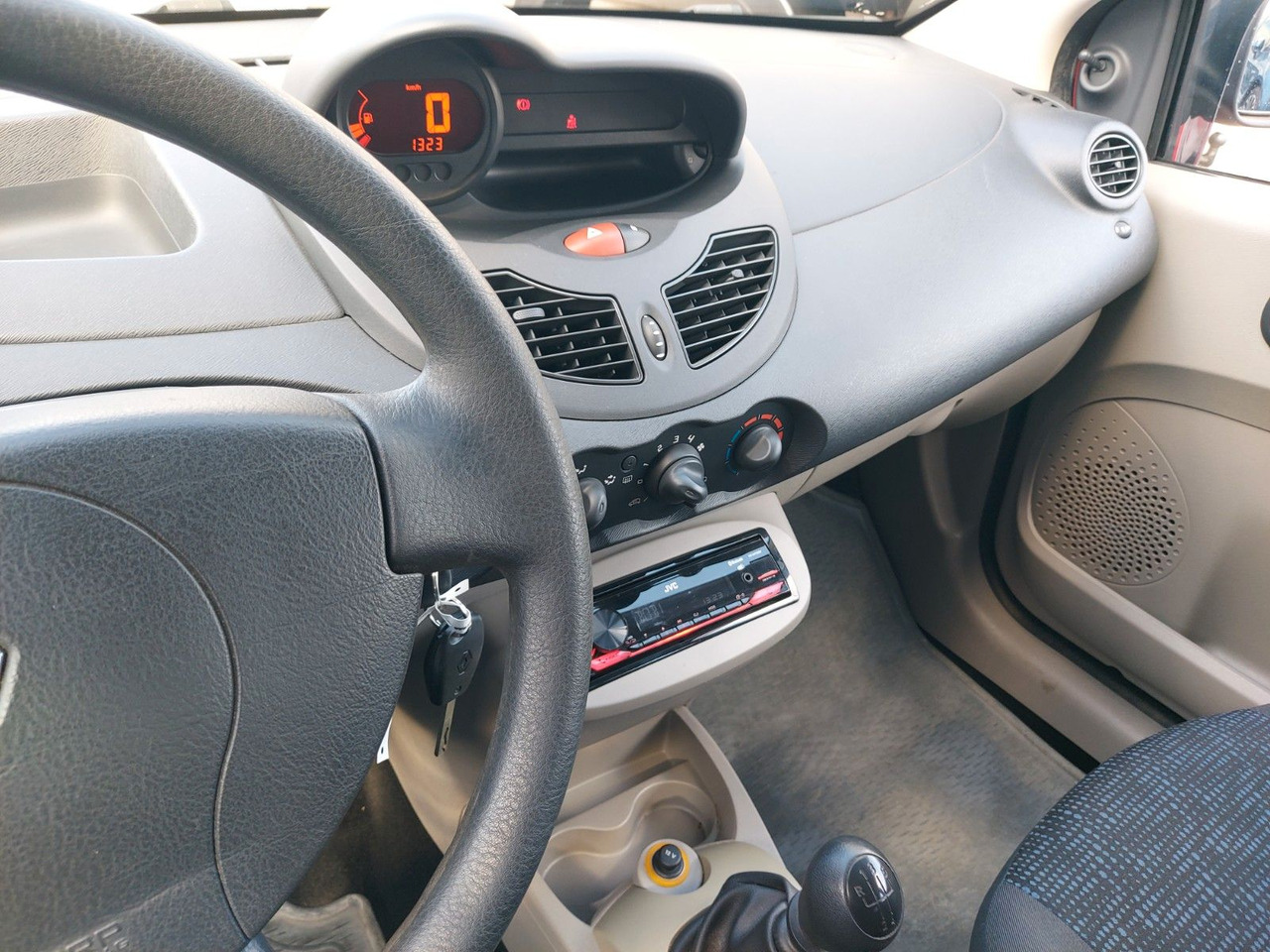 سيارة Renault Twingo Authentique DAB nur 37000km: صور 10