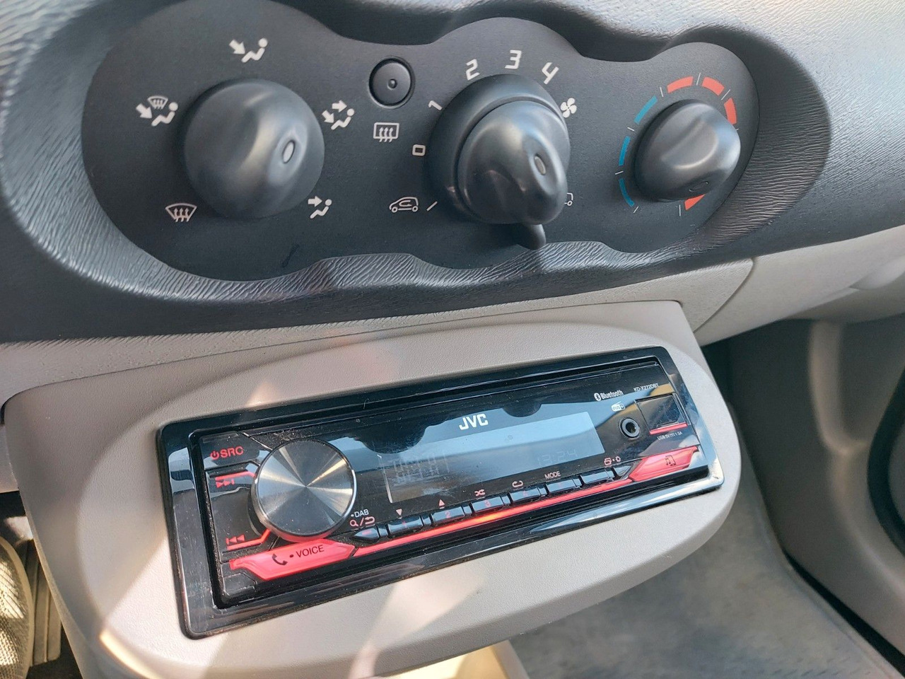 سيارة Renault Twingo Authentique DAB nur 37000km: صور 13