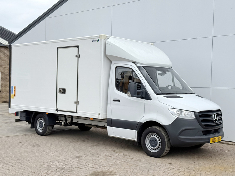Mercedes-Benz Sprinter 315 1.9 CDI Automaat Laadklep Airco Cruise Control Carplay Bakwagen Meubelbak Koffer - الشاحنات الصغيرة صندوق مغلق: صور 4 Mercedes-Benz Sprinter 315 1.9 CDI Automaat Laadklep Airco Cruise Control Carplay Bakwagen Meubelbak Koffer - الشاحنات الصغيرة صندوق مغلق: صور 4
