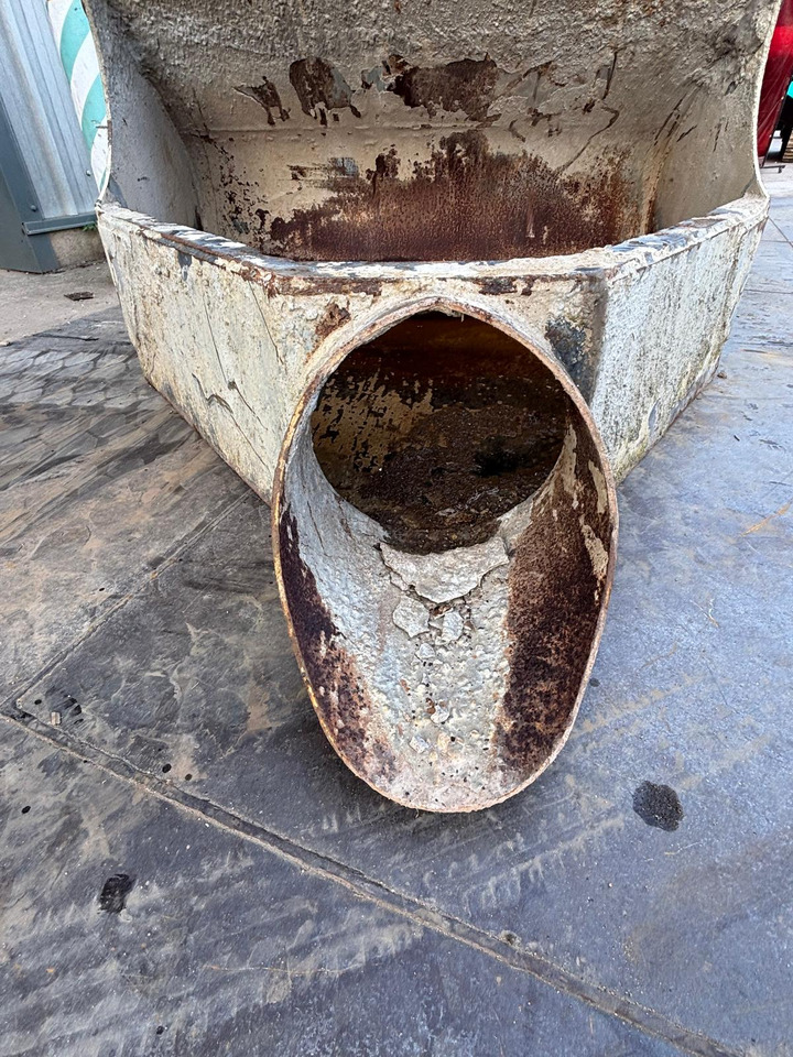 BMC Concrete Pouring Bucket - ملحقات - آلات البناء: صور 3 BMC Concrete Pouring Bucket - ملحقات - آلات البناء: صور 3