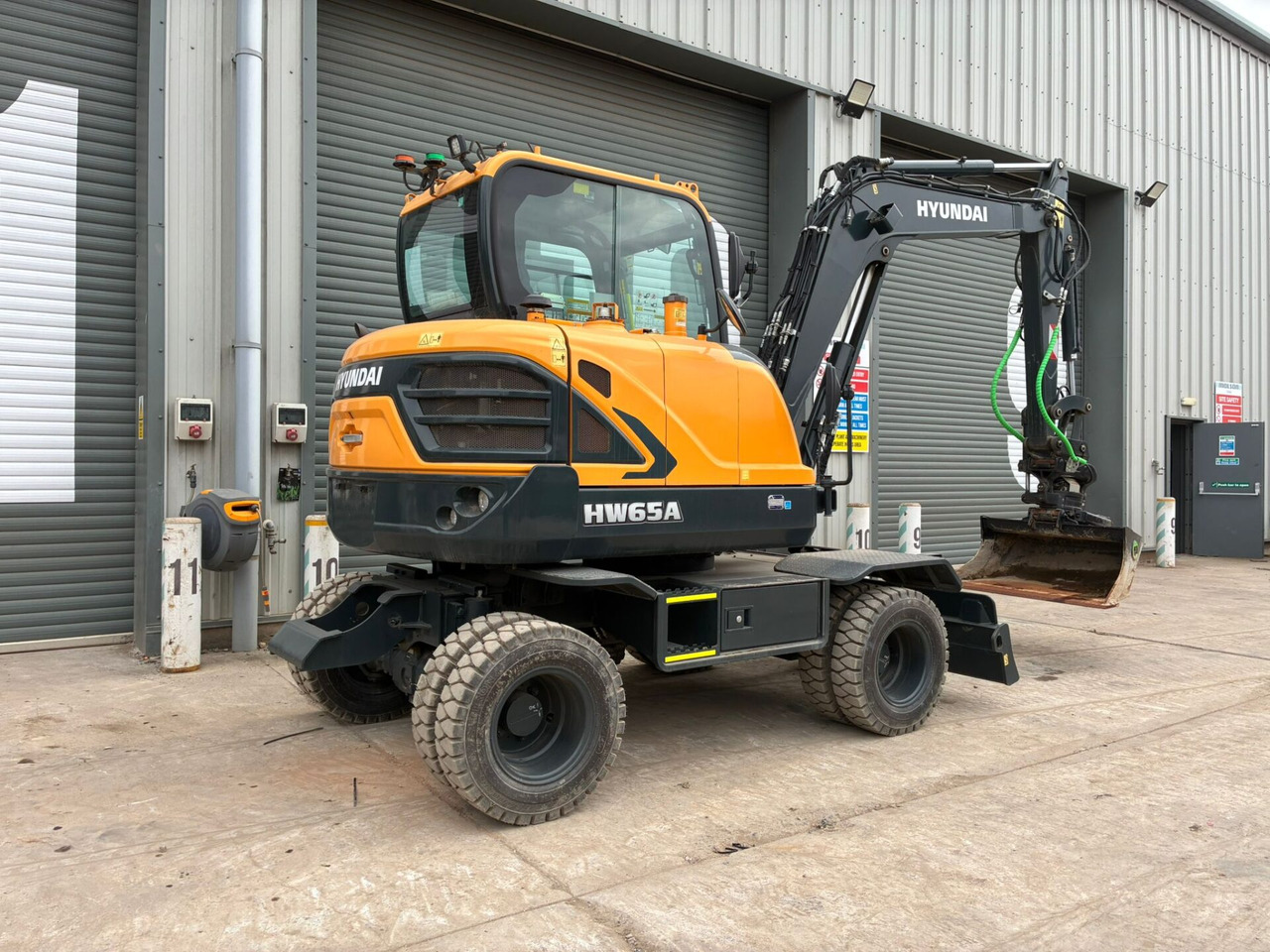 Hyundai HW65AH Ex Demo - حفارة على عجلات: صور 4 Hyundai HW65AH Ex Demo - حفارة على عجلات: صور 4